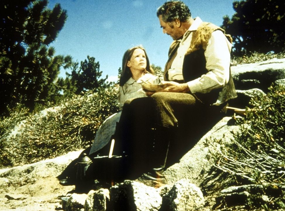 Jonathan (Ernest Borgnine, r.) und Laura (Melissa Gilbert, l.) kümmern sich um eine verletzte Taube. - Bildquelle: Worldvision