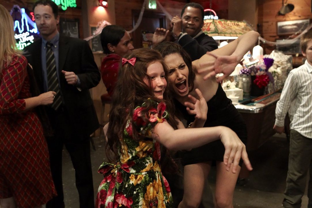 Während ihre besten Freunde heiraten, lenkt sich Fiona (Emmy Rossum, r.) mit ihrer Schwester Debbie (Emma Kenney, l.) ab, weil Steve noch nicht aufg... - Bildquelle: 2010 Warner Brothers