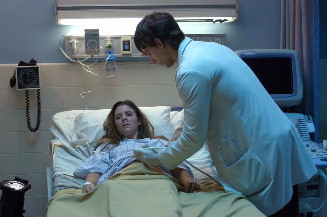 Vier Mädchen werden fast zur selben Zeit in einem sehr kritischen Zustand ins Krankenhaus eingeliefert. Miles McCabe (Christopher Gorham, r.) geht... - Bildquelle: CBS Television