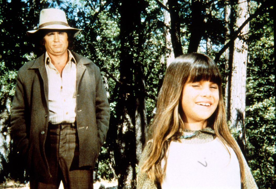 Vater Charles (Michael Landon, l.) hört von dem Wunder das seiner Tochter Carrie (Lindsay Sidney Greenbush, r.) wiederfahren ist. - Bildquelle: Worldvision