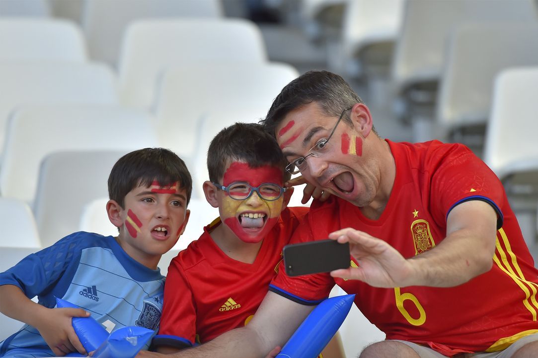 Spanish father and kids_000_C7815_LOIC VENANCE_AFP - Bildquelle: AFP / LOIC VENANCE