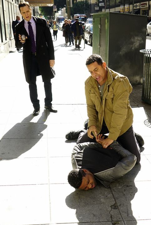 Hat sich Esposito (Jon Huertas, r.) bei Bolts (Roshawn Franklin, unten) Verhaftung wirklich das Knie verletzt, oder lügt er Castle an, um mit Kevin... - Bildquelle: Richard Cartwright ABC Studios