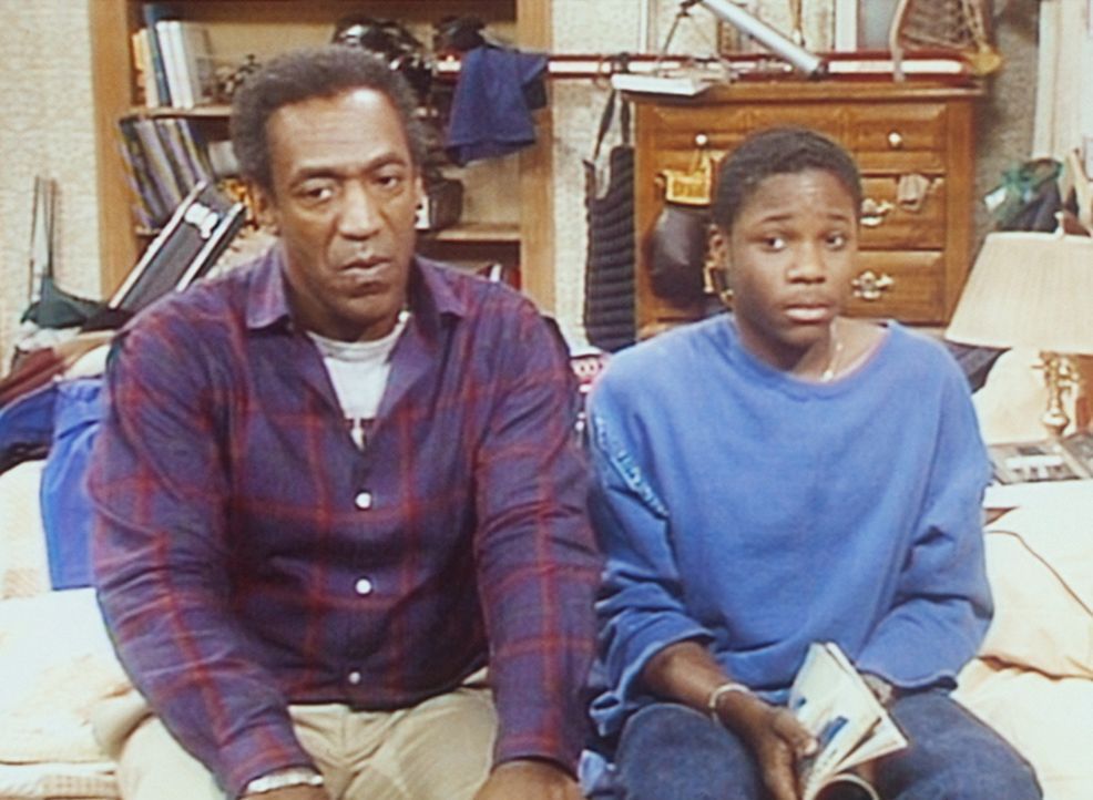 Theo (Malcolm-Jamal Warner, r.) versucht krampfhaft, sich immer links von seinem Vater (Bill Cosby, l.) zu halten, damit dieser seinen Ohrring nicht... - Bildquelle: Viacom