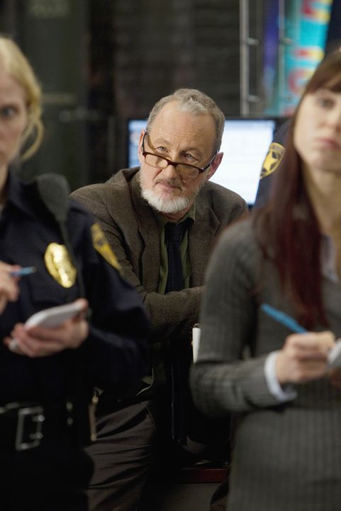 Zusammen mit Detective Gassner (Robert Englund) versucht das Team, einen neuen Mordfall aufzudecken ... - Bildquelle: Monty Brinton © 2012 American Broadcasting Companies, Inc. All rights reserved. / Monty Brinton
