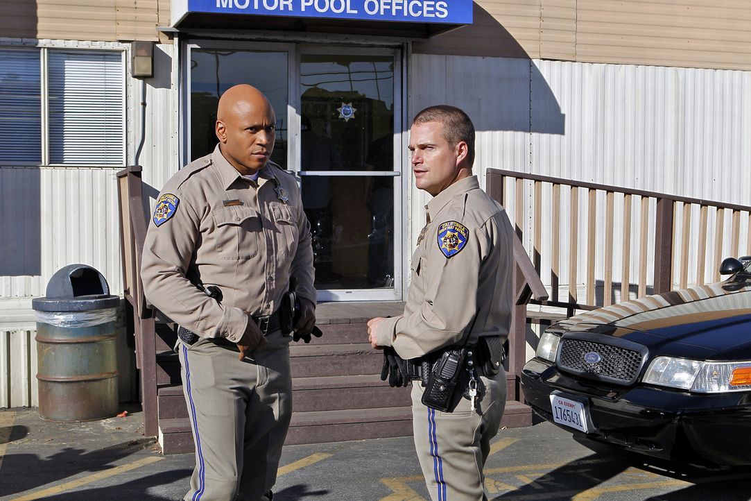 Callen (Chris O'Donnell, r.) und Sam (LL Cool J, l.) ermitteln undercover bei der California Highway Patrol, der CHP, als Motorrad-Polizisten gegen... - Bildquelle: CBS Studios Inc. All Rights Reserved.