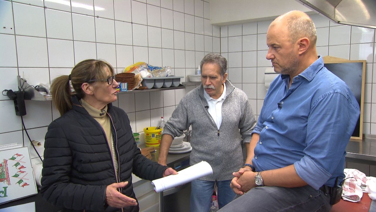 Stefano (M.) und seine Frau Eva (l.) brauchen dringend Hilfe, denn ihnen bleiben nicht nur die Gäste aus, sondern auch die Stimmung ist im Lokal nic... - Bildquelle: kabel eins