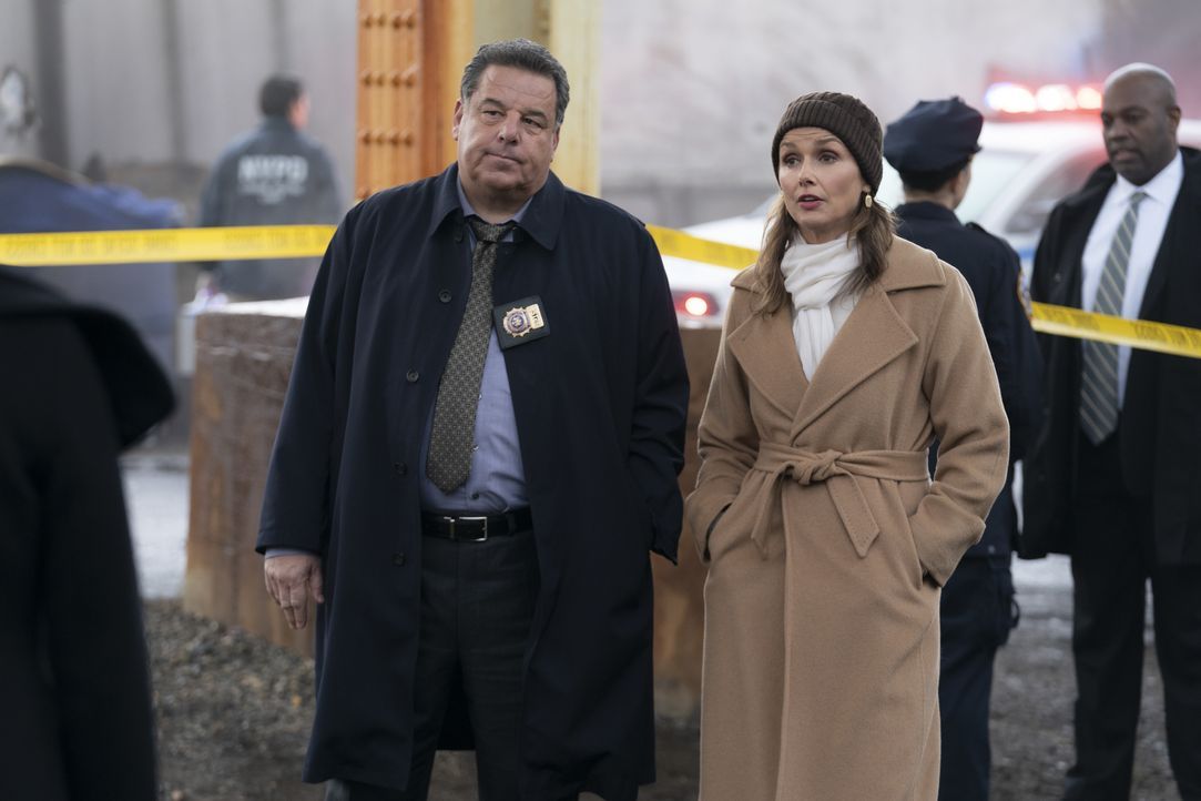 Anthony Abetemarco (Steve Schirripa, l.); Erin Reagan (Bridget Moynahan, r.) - Bildquelle: Patrick Harbron CBS '2020 CBS Broadcasting Inc. All Rights Reserved. / Patrick Harbron