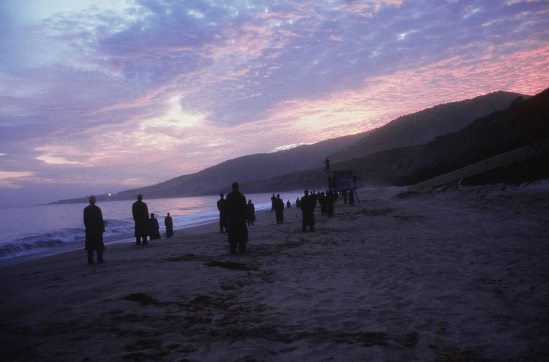 Jeden Morgen versammeln sich die Engel von Los Angeles am Strand, um den Sonnenaufgang zu sehen. Doch das Gefühl, die ersten wärmenden Sonnenstrahle... - Bildquelle: Warner Bros.