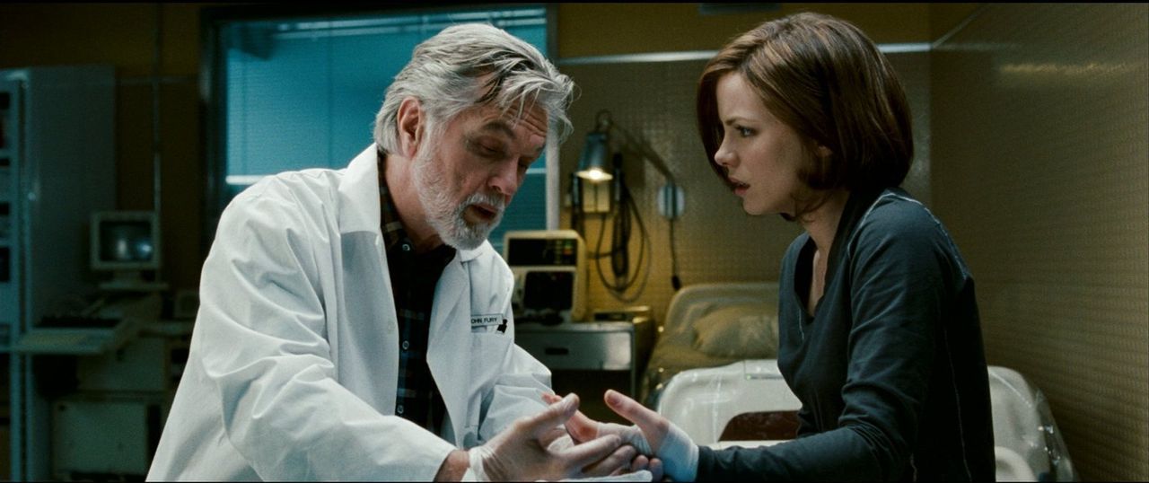 Noch vertraut Carrie (Kate Beckinsale, r.) Dr. John Fury (Tom Skerritt, l.) voll und ganz. Doch dann passiert ein Mord auf der Amundsen-Scott-Forsch... - Bildquelle: Warner Bros.