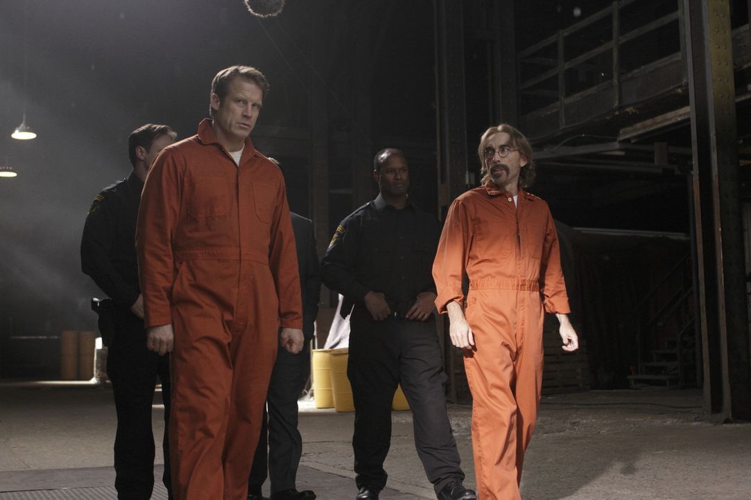 Chance (Mark Valley, l.) ist fest entschlossen, Guerrero (Jackie Earle Haley, r.) aus dem Gefängnis zu befreien, aber dieser stellt sich zunächst qu... - Bildquelle: 2011  Warner Bros.