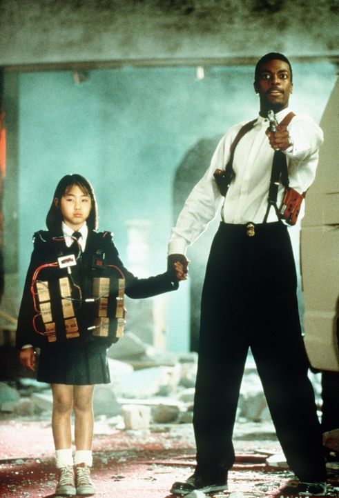 Obwohl vollständig mit hochexplosiven Bomben bestückt, hat die kleine Soo Yung (Julia Hsu , l.) wenig Angst, denn James Carter (Chris Tucker, r.) re... - Bildquelle: New Line Cinema