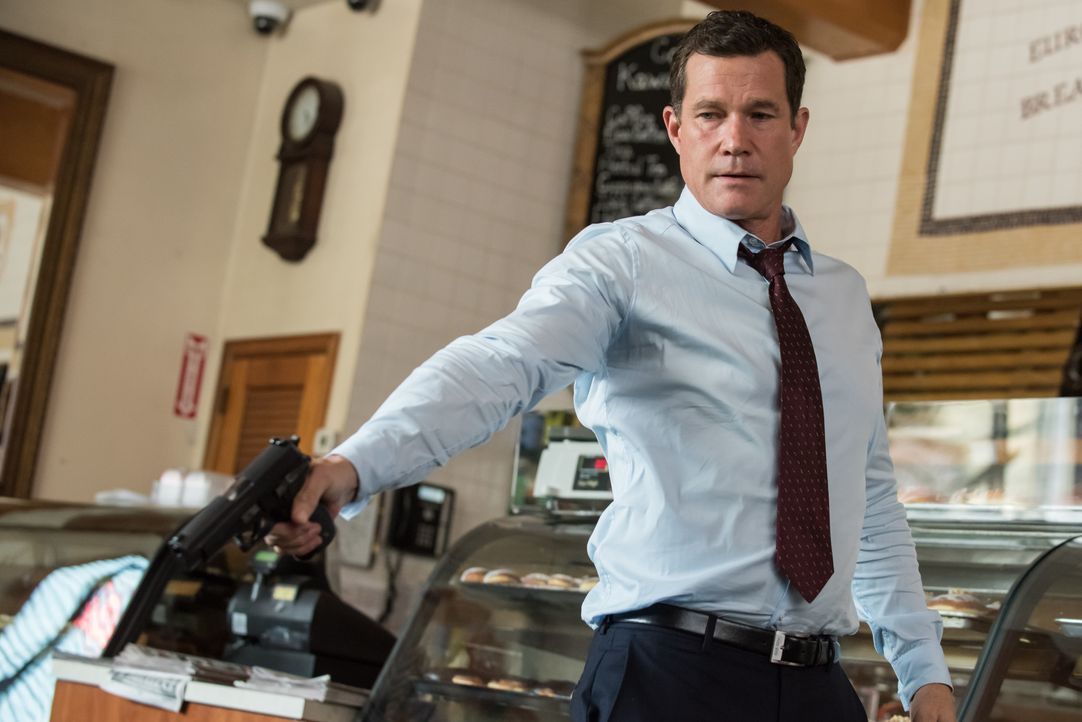 Als Al (Dylan Walsh) und Carrie den Verkauf eines radioaktiven Isotops vereiteln, flüchtet der Verdächtige ... - Bildquelle: Jeff Neumann 2015, 2016 Sony Pictures Television Inc. All Rights Reserved. / Jeff Neumann
