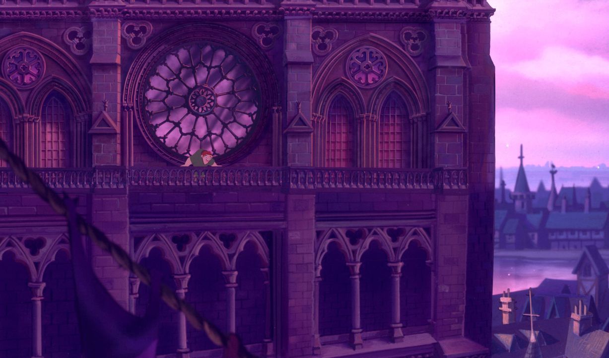 Hoch über den Dächern von Paris von einem Glockenturm aus verfolgt der Glöckner Quasimodo sehnsüchtig das bunte Treiben von Paris. Sein größter Wuns... - Bildquelle: The Walt Disney Company