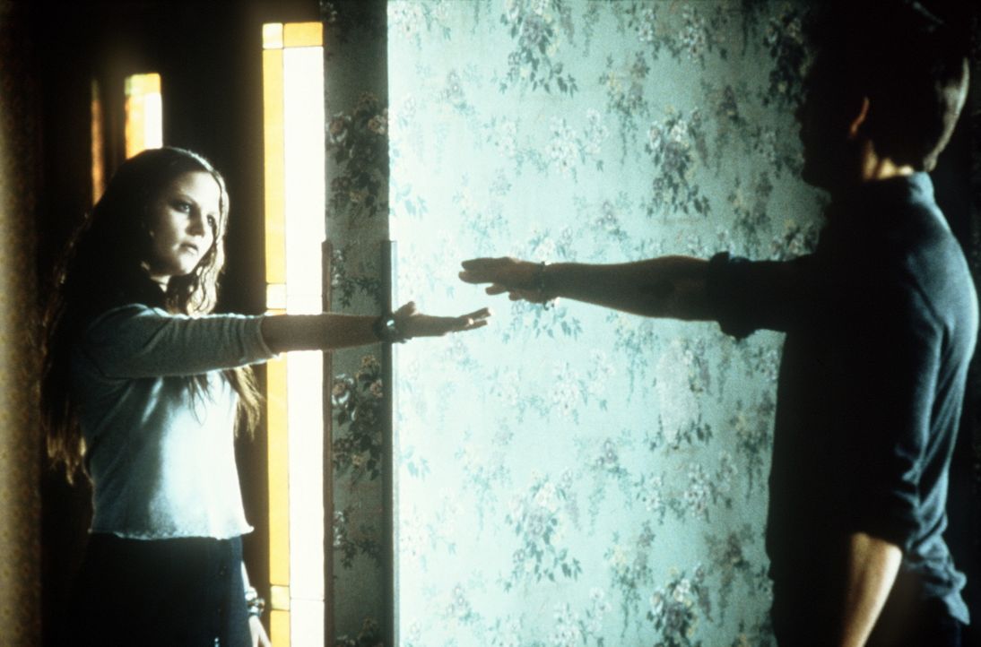Rendezvous mit dem Jenseits: Tom (Kevin Bacon, r.) versucht, den Sinn der übernatürlichen Botschaften Samanthas (Jenny Morrison, l.) zu enthüllen... - Bildquelle: 20th Century Fox