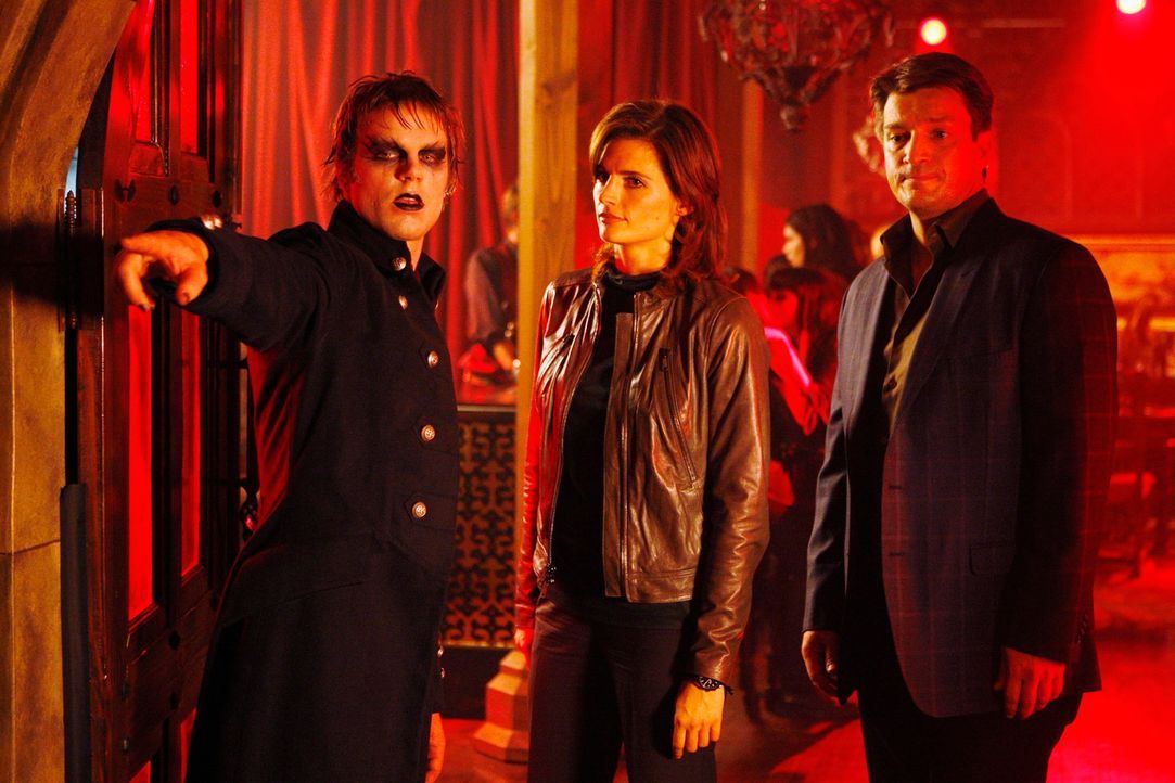 Der neue Fall führt Richard Castle (Nathan Fillion, r.) und Kate Beckett (Stana Katic, M.) in die Welt des Vampir Fetischismus ... - Bildquelle: ABC Studios