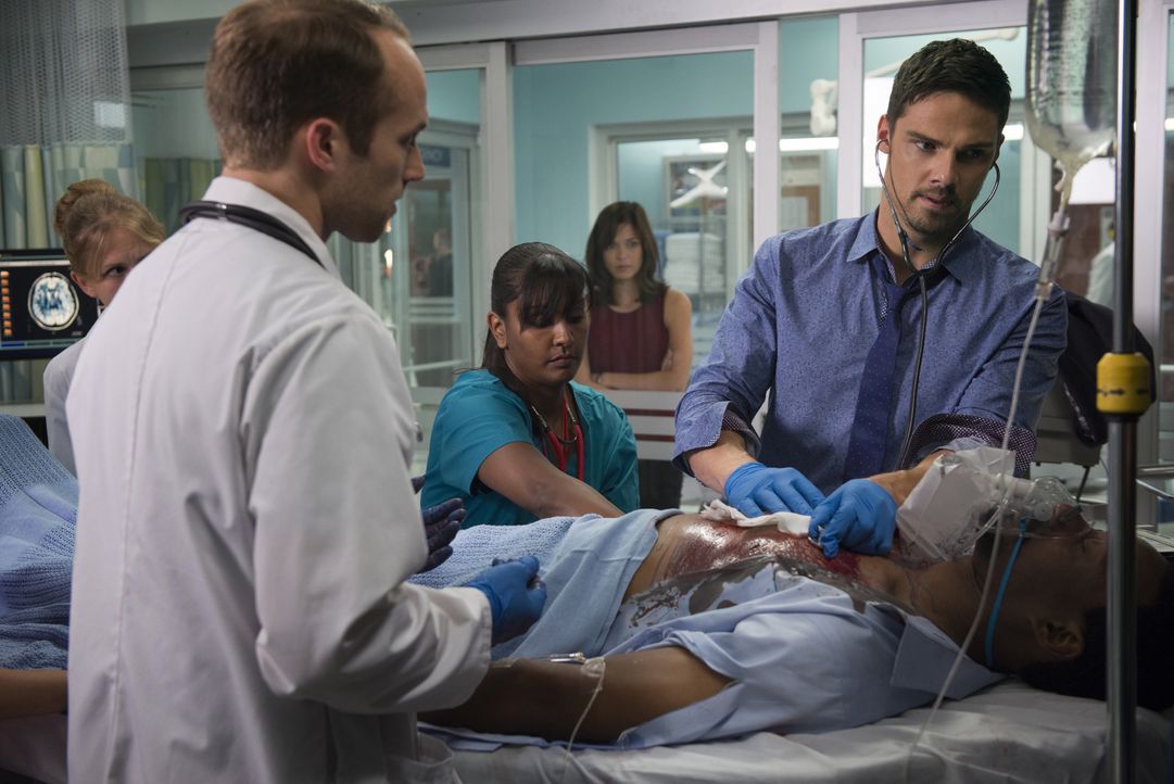 Während Vincent (Jay Ryan, r.) in der Notaufnahme eines Krankenhauses als Arzt zu arbeiten beginnt, geht Catherine (Kristin Kreuk, hinten) wieder de... - Bildquelle: 2015 The CW Network, LLC. All rights reserved.