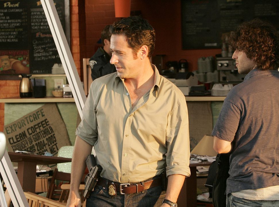 Ein Auto kracht in ein voll besetztes Straßencafe, ein Mensch stirbt. Don (Rob Morrow) und sein Team müssen schnell erkennen, dass dieser fatale Z... - Bildquelle: Paramount Network Television