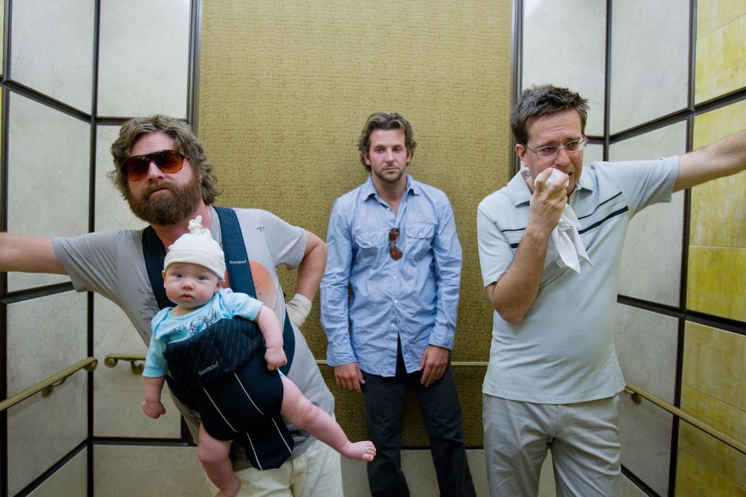 Bräutigam Doug beschließt mit seinen drei Trauzeugen Phil (Bradley Cooper, M.), Stu (Ed Helms, r.) und Alan (Zach Galifianakis, l.) in Las Vegas ein... - Bildquelle: Warner Brothers