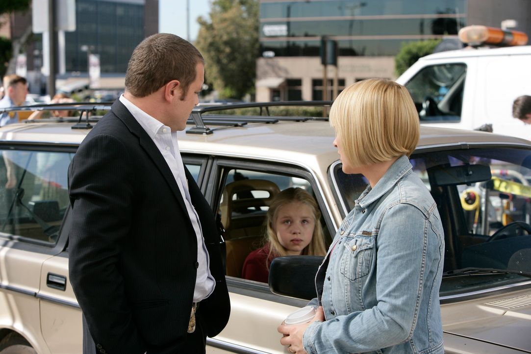 Scanlon (David Cubitt, l.) kümmert sich um Allison (Patricia Arquette, r.) und ihre Tochter Ariel (Sofia Vassilieva, M.), die in einem Geschäft eine... - Bildquelle: Paramount Network Television