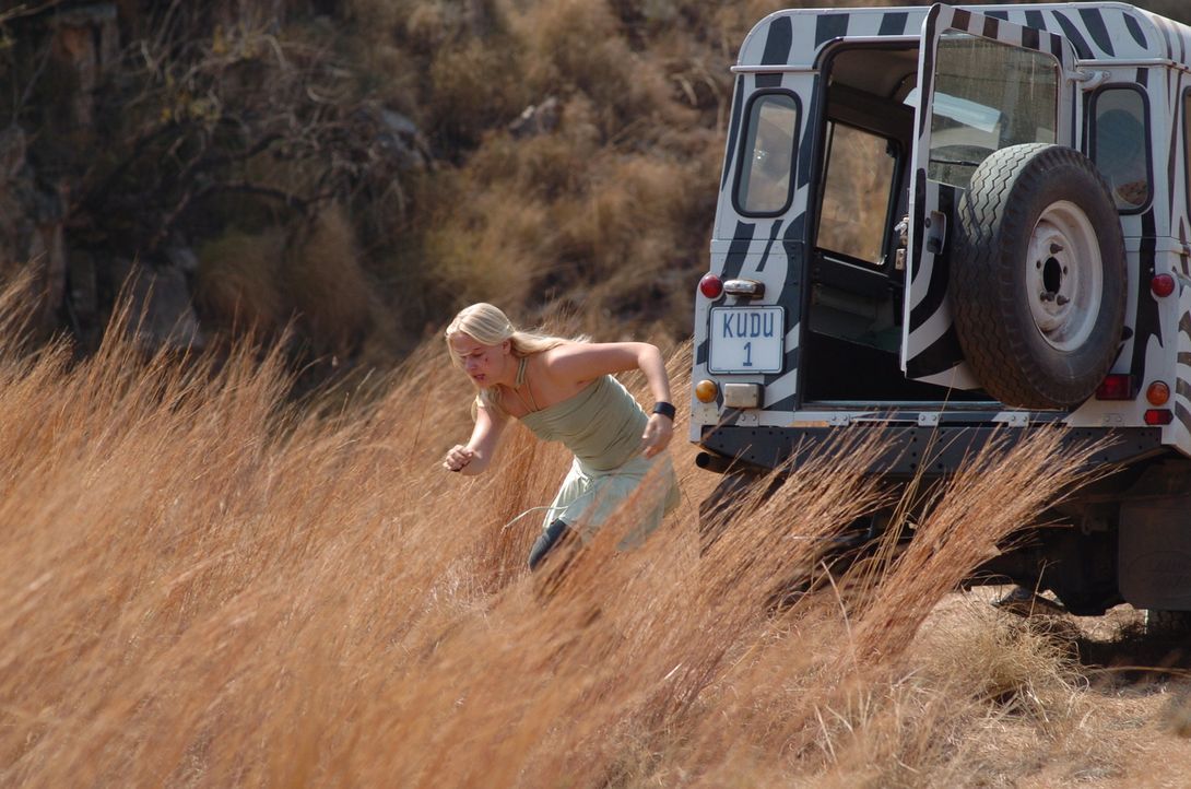 Gegen den ausdrücklichen Willen ihrer Stiefmutter verlässt die renitente Jessica (Carly Schroeder) den schützenden Jeep, als sie Motorenlärm vernimm...