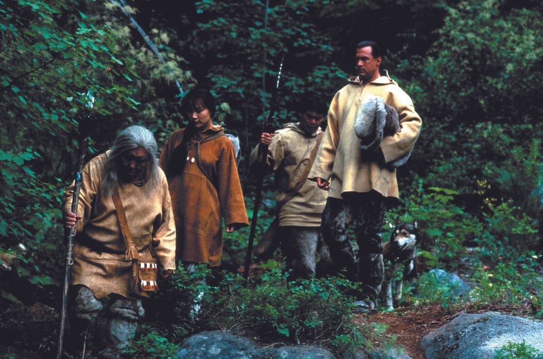 Chief Silook (Chief Irvin Brink, l.) begleitet Masu (Joan Chen, 2.v.l.) und Forrest Taft (Steven Seagal, r.) durch das unwegsame Gelände. - Bildquelle: Warner Bros.
