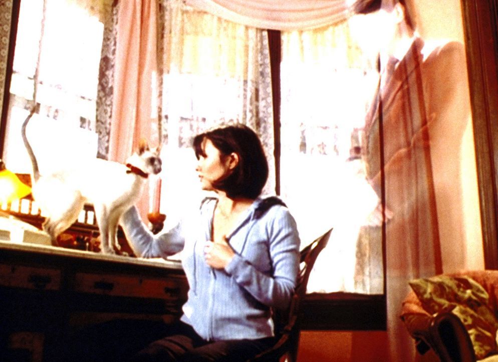 Prue (Shannen Doherty) ist überhaupt nicht bewusst, dass sie gerade ein teures Diadem aus dem Tresor des Auktionshauses gestohlen hat. - Bildquelle: Paramount Pictures