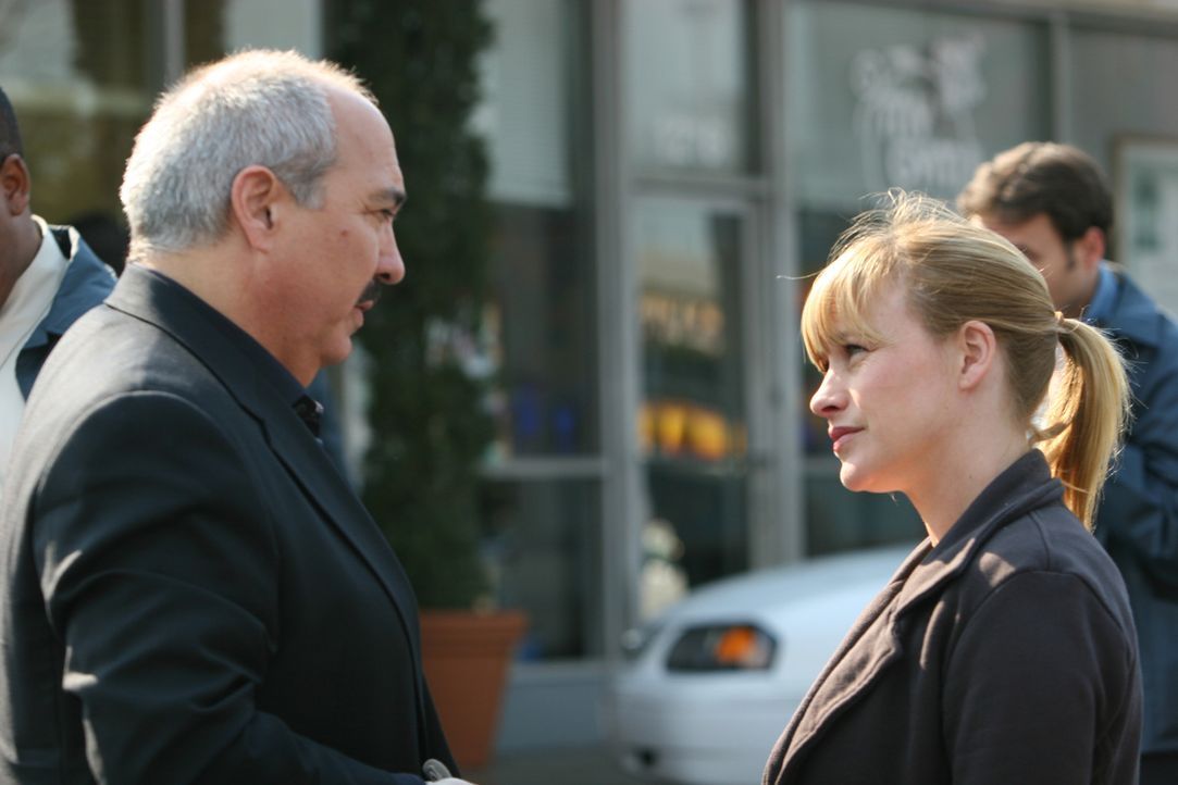 Allison (Patricia Arquette, r.) versucht Staatsanwalt Devalos (Miguel Sandoval, l.) zu erklären, warum so stark an Jessies Unschuld glaubt … - Bildquelle: Paramount Network Television
