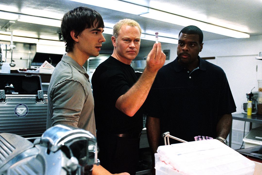Sind einem mysteriösen Krankheitserreger auf der Spur: Miles McCabe (Christopher Gorham, l.), Dr. Stephen Connor (Neal McDonough, M.) und Frank Pow... - Bildquelle: CBS Television