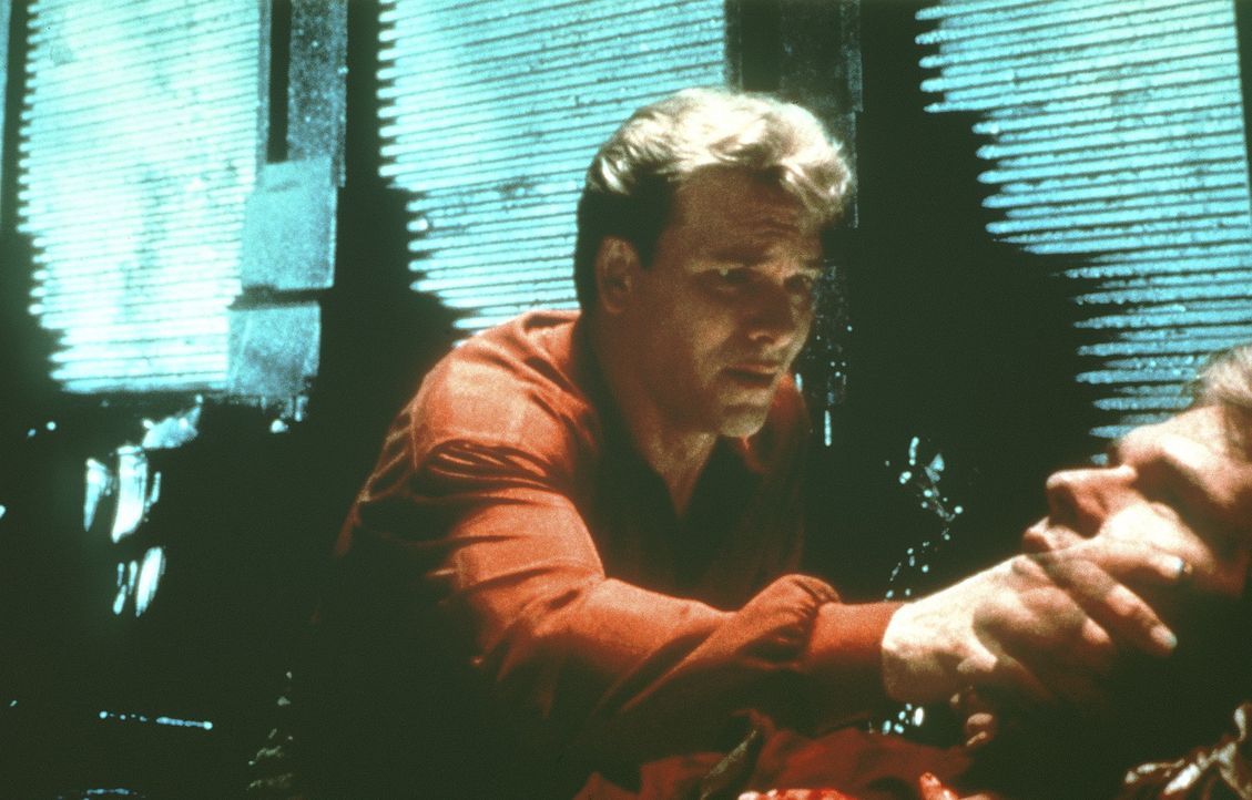 Sam (Patrick Swayze) stellt entsetzt fest, dass er tot ist - er existiert nur noch als Geist ... - Bildquelle: Paramount Pictures
