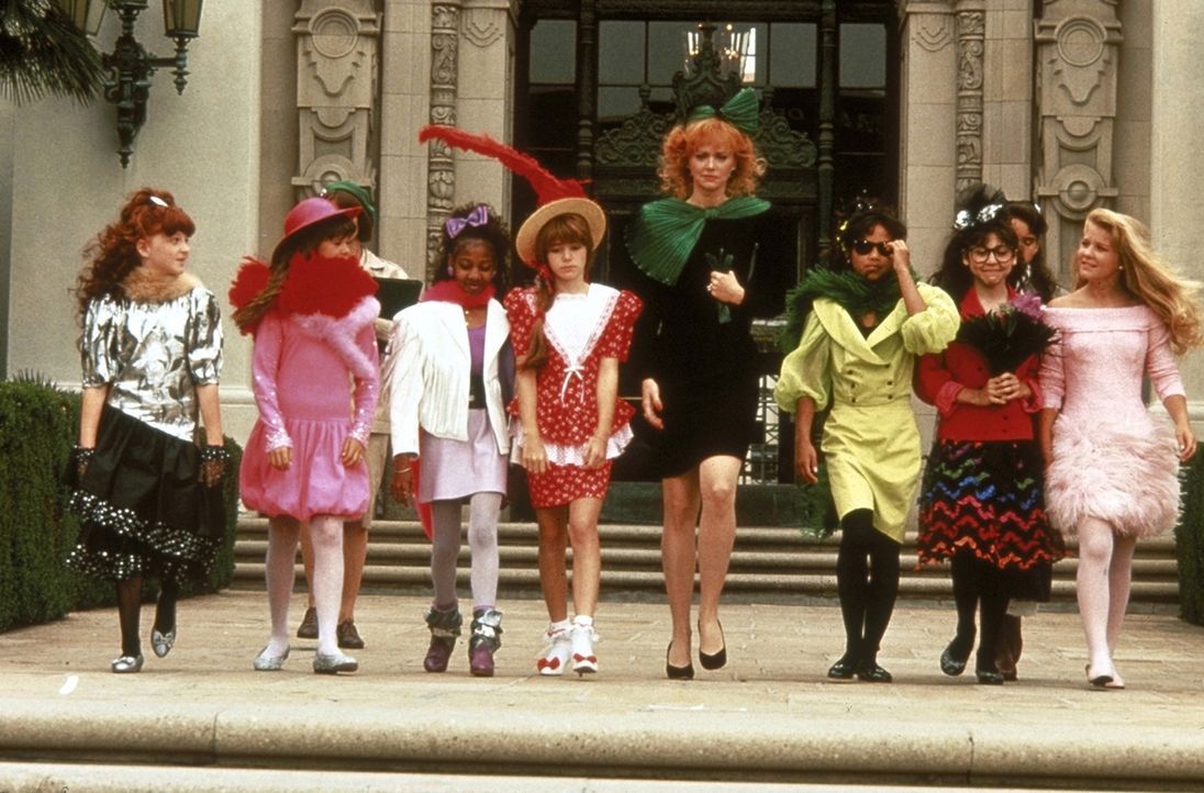 Phyllis (Shelley Long, M.) und die verwöhnten Beverly-Hills-Kinder müssen sich von ihren Designer-Klamotten trennen und stattdessen schlichte Pfadfi... - Bildquelle: Columbia Pictures