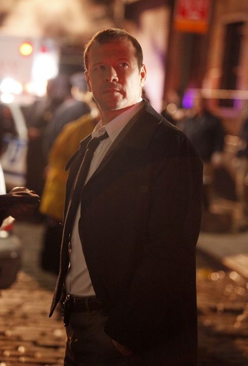 Danny (Donnie Wahlberg) ist geschockt, als er erfährt, für wen der Ermordete gearbeitet hat ... - Bildquelle: 2011 CBS Broadcasting Inc. All Rights Reserved