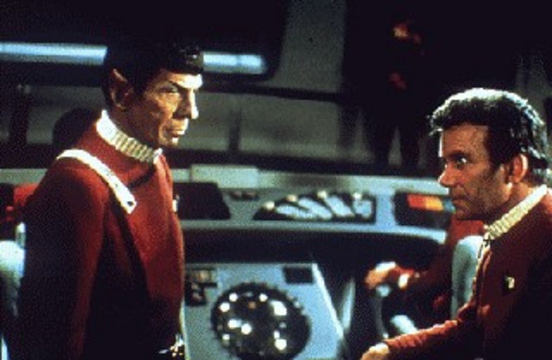Mit einem gekaperten Raumschiff greift Captain Kirks (William Shatner, r.) Erzfeind Khan ein Sternenlabor an, in dem an einem streng geheimen Projek... - Bildquelle: Paramount Pictures