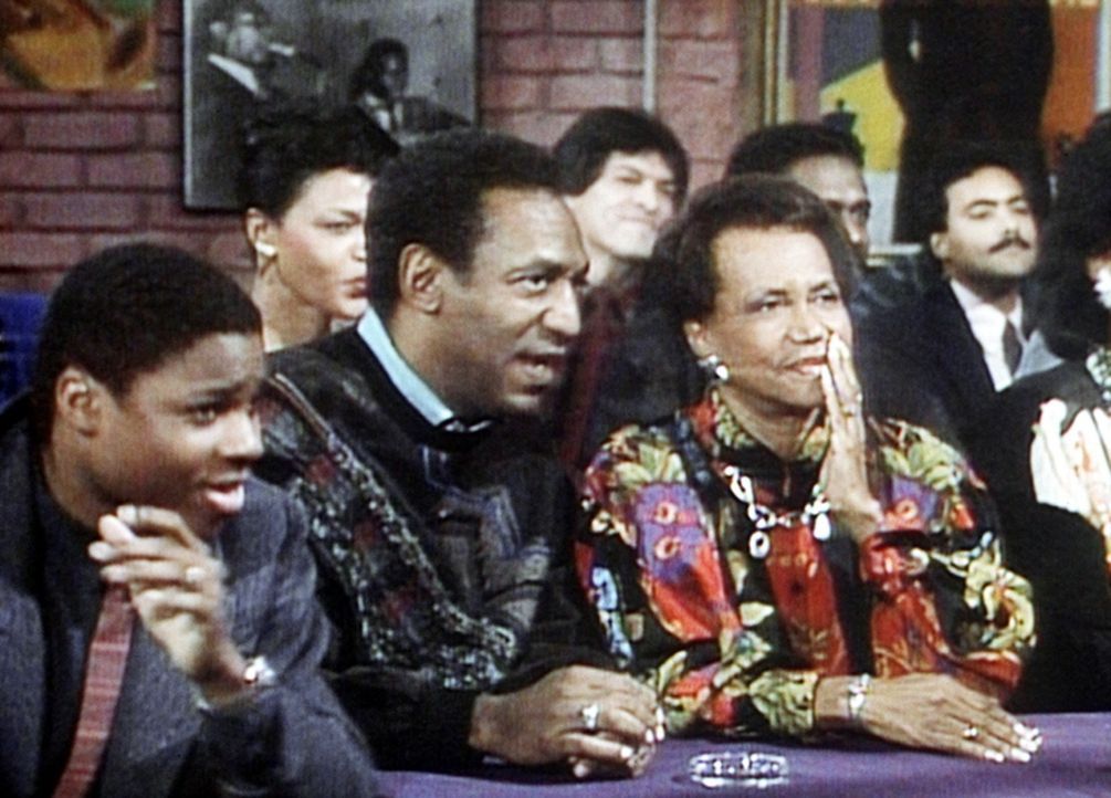 Theo (Malcolm-Jamal Warner, l.) wartet mit Cliff (Bill Cosby, 2.v.l.) und Großmutter Anna (Clarice Taylor, r.) gespannt darauf, wie Großvater Russ... - Bildquelle: Viacom