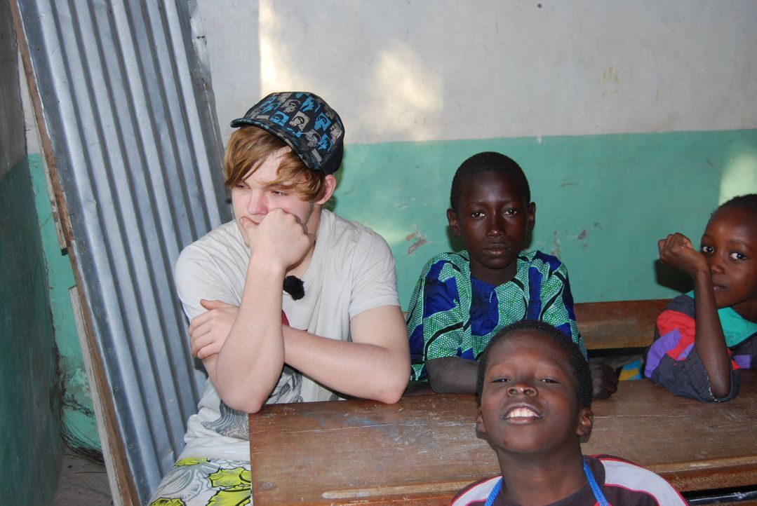 Bastian (l.) wird zu den strengsten Eltern nach Niomoune im Süden Senegals geschickt. Auf Schule hat der Teenager keinen Bock. - Bildquelle: kabel eins