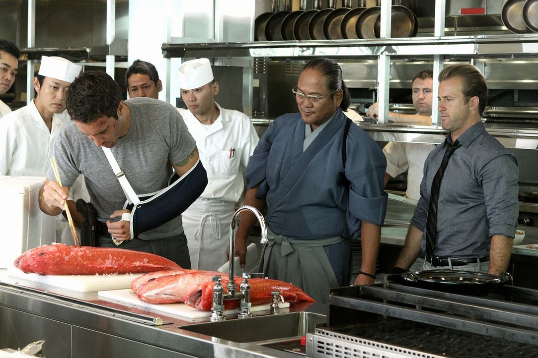 Chef Masaharu Morimoto (Masaharu Morimoto, 2.v.r.) Steve (Alex O'Loughlin, vorne l.) und Danny (Scott Caan, r.) bei den Ermittlungen behilflich sein... - Bildquelle: 2011 CBS BROADCASTING INC.  All Rights Reserved.