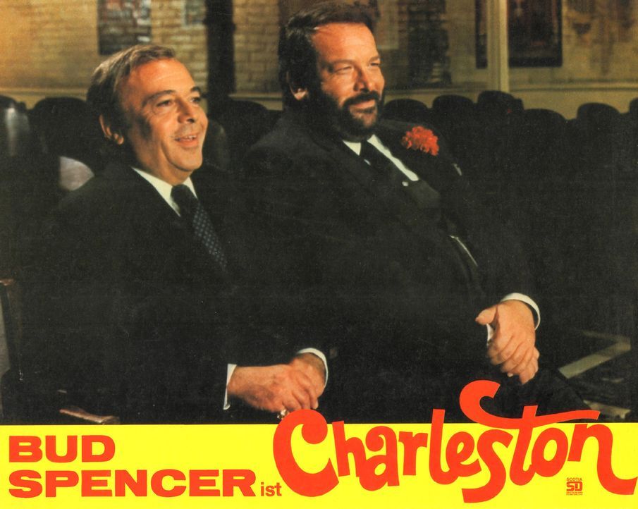 Insp. Watkins (Herbert Lom, l.) und Charleston (Bud Spencer, r.) schmieden einen Plan, wie sie den betrügerisches Millionär Monaco schröpfen könnten... - Bildquelle: Tobis Film