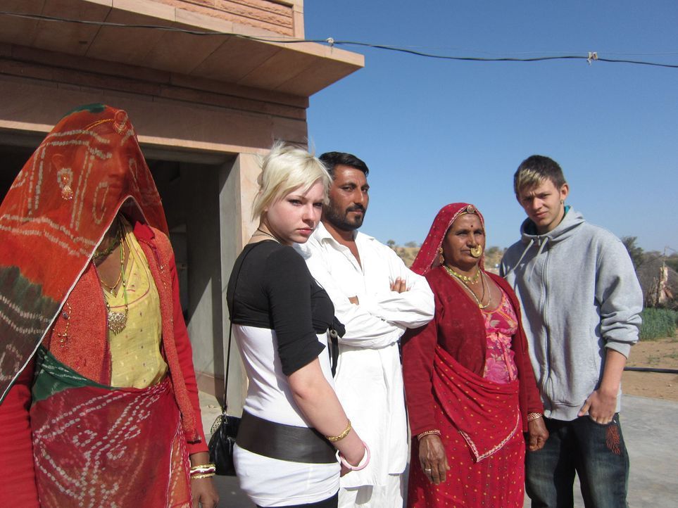 In Indien müssen Laura (2.v.l.) und Marlon (r.) für ihr tägliches Brot arbeiten, sonst gehen sie mit einem leeren Magen ins Bett. Widerspruch ist be... - Bildquelle: kabel eins