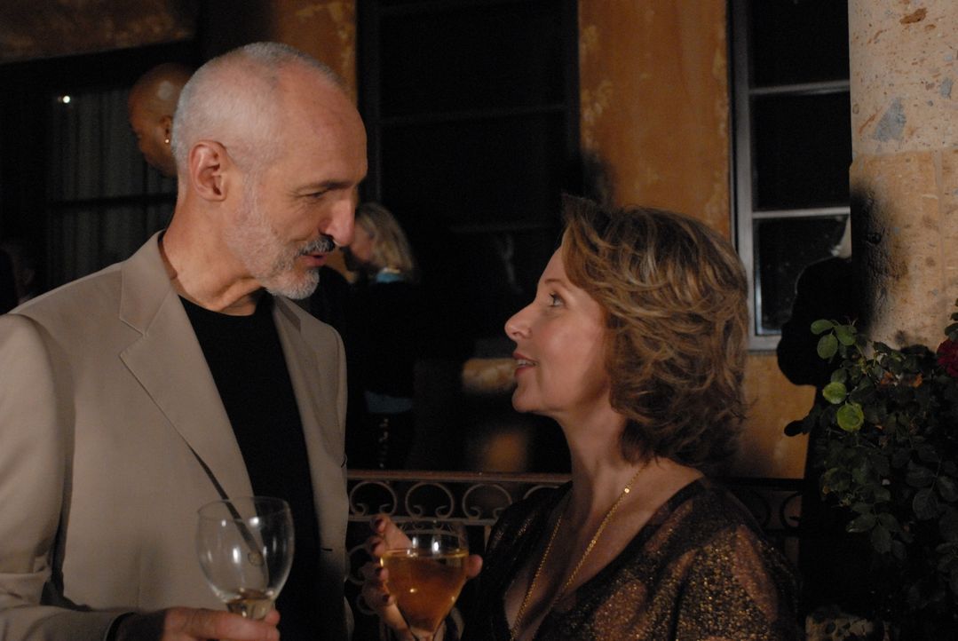 Peter (Michael Gross, l.) und Bonnie Barrister (Kate Burton, r.) geben eine Party zu der sie auch Allison und Joe eingeladen haben. - Bildquelle: Paramount Network Television