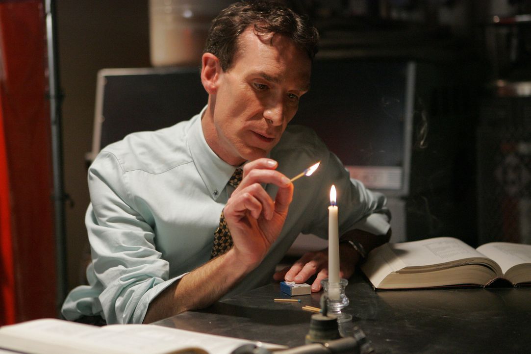 Der Naturwissenschaftler Bill Waldie (Bill Nye) versucht herauszufinden, wie der Brandstifter vorgegangen ist ... - Bildquelle: Paramount Network Television
