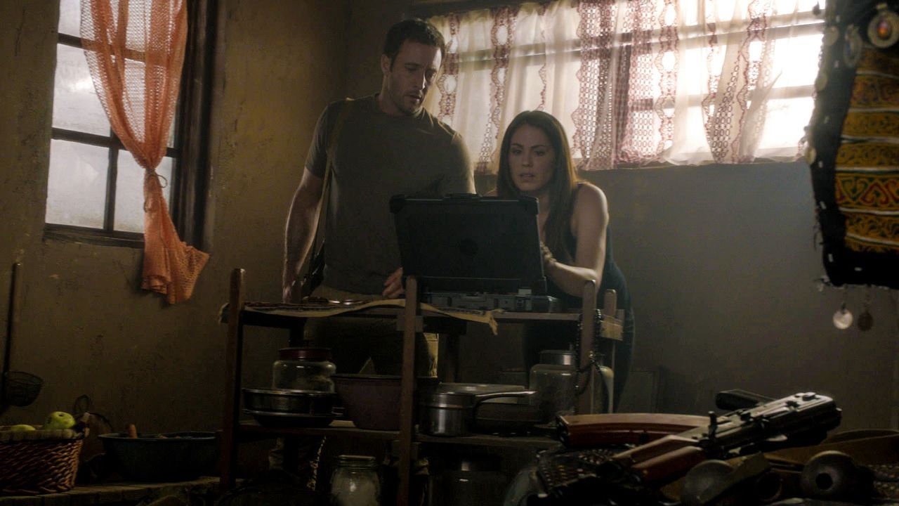 Während Danny, Chin und Kono in einem neuen Fall ermitteln, reisen Steve (Alex O'Loughlin, l.) und Catherine (Michelle Borth, r.) nach Afghanistan,... - Bildquelle: 2013 CBS Broadcasting Inc. All Rights Reserved