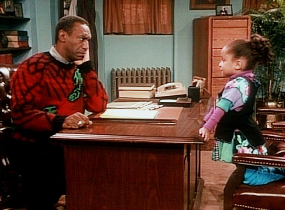 Olivia (Raven Symone, r.) klärt Frauenarzt Dr. Huxtable (Bill Cosby, l.) darüber auf, wo die kleinen Kinder herkommen. - Bildquelle: Viacom