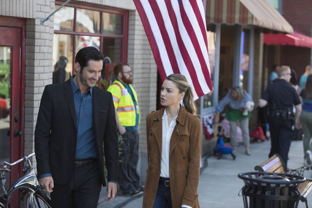 Der Mord an einem Lichtdouble beschäftigt Lucifer (Tom Ellis, l.) und Chloe (Lauren German, r.) ... - Bildquelle: 2016 Warner Brothers