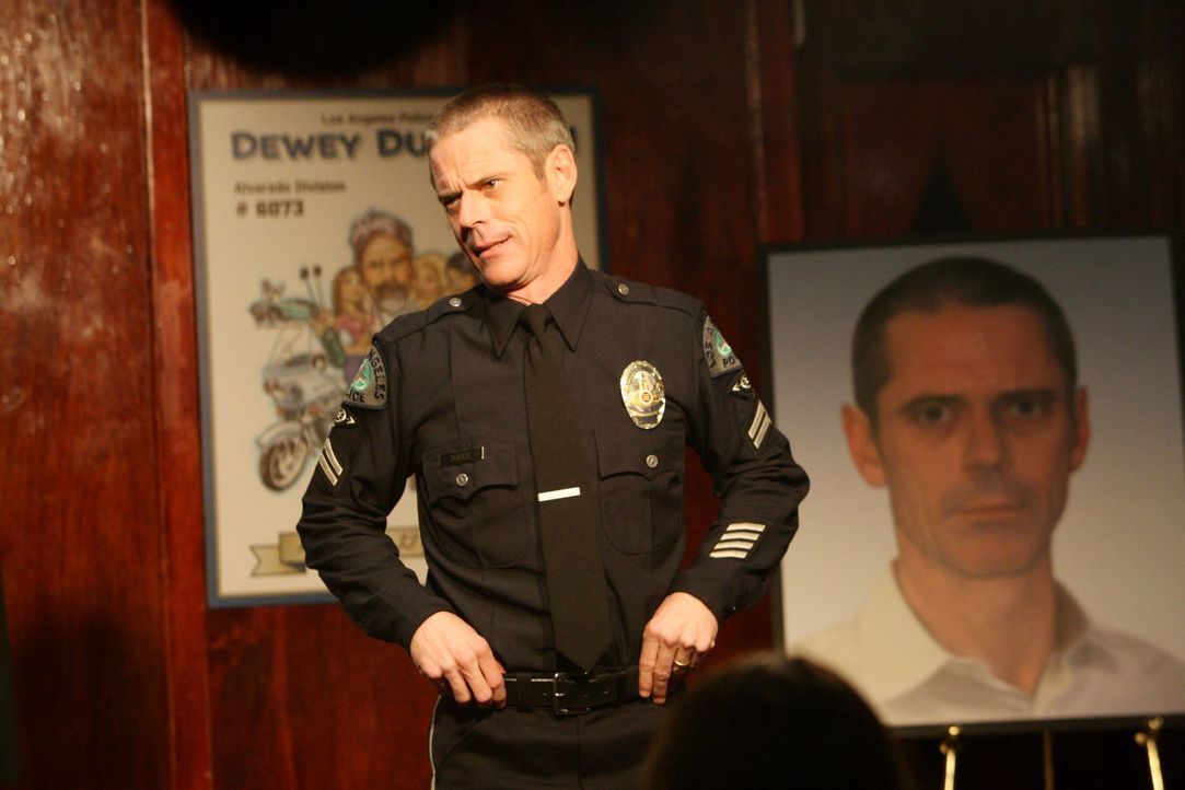 Verabschiedet sich in den Ruhestand: Officer Dewey Dudek (C. Thomas Howell) - Bildquelle: Warner Brothers