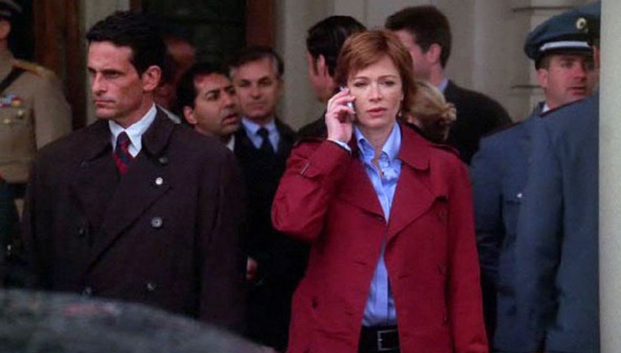 Jenny Shepard (Lauren Holly, vorne) muss an einer Konferenz in Übersee teilnehmen, deswegen wird Gibbs als Direktor verpflichtet ... - Bildquelle: CBS Television