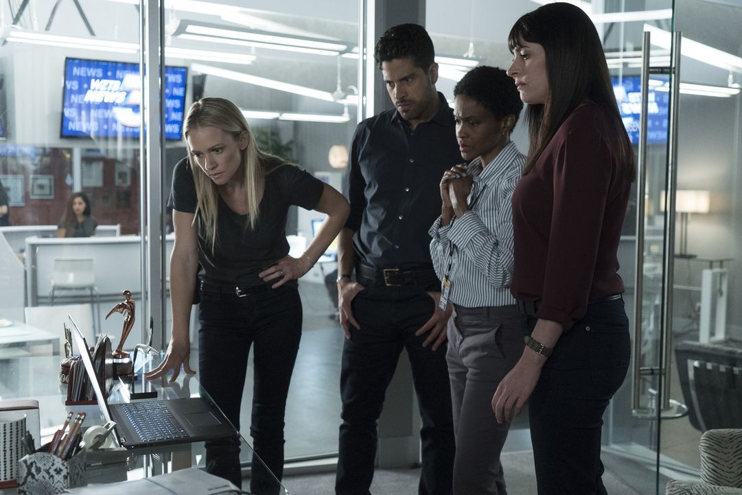 Die BAU (A.J. Cook, l., Adam Rodriguez, 2.v.l. und Paget Brewster, r.) wird für Ermittlungen einberufen, als ein Krimineller seine Verbrechen zum Me... - Bildquelle: Richard Cartwright 2017 CBS Broadcasting, Inc. All Rights Reserved. / Richard Cartwright
