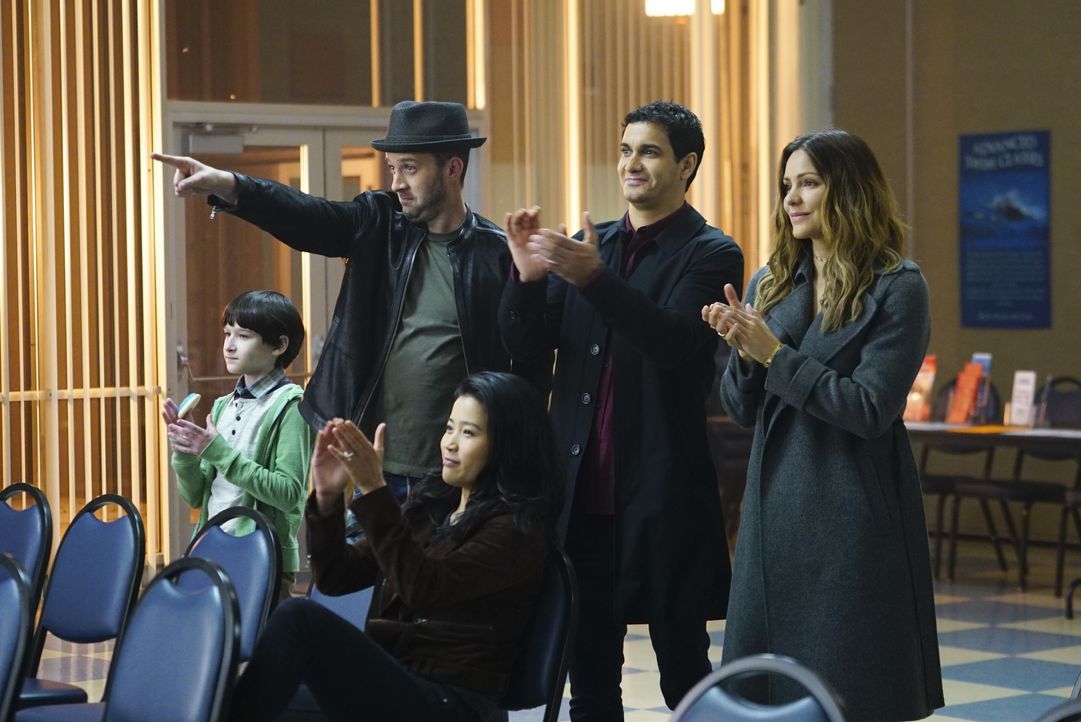 Auf Ralph (Riley B. Smith, l.), Toby (Eddie Kaye Thomas, 2.v.l.), Happy (Jadyn Wong, M.), Walter (Elyes Gabel, 2.v.r.) und Paige (Katharine McPhee,... - Bildquelle: Sonja Flemming 2016 CBS Broadcasting, Inc. All Rights Reserved. / Sonja Flemming