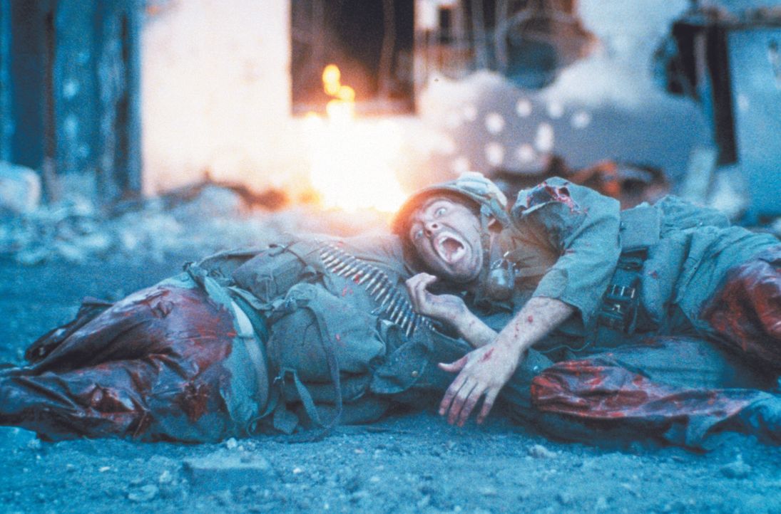 Schon lange geht es nicht mehr um das Ausführen eines Auftrags - im apokalyptischen Inferno des Vietnam-Krieges geht es nur noch um das nackte Überl... - Bildquelle: Warner Bros.