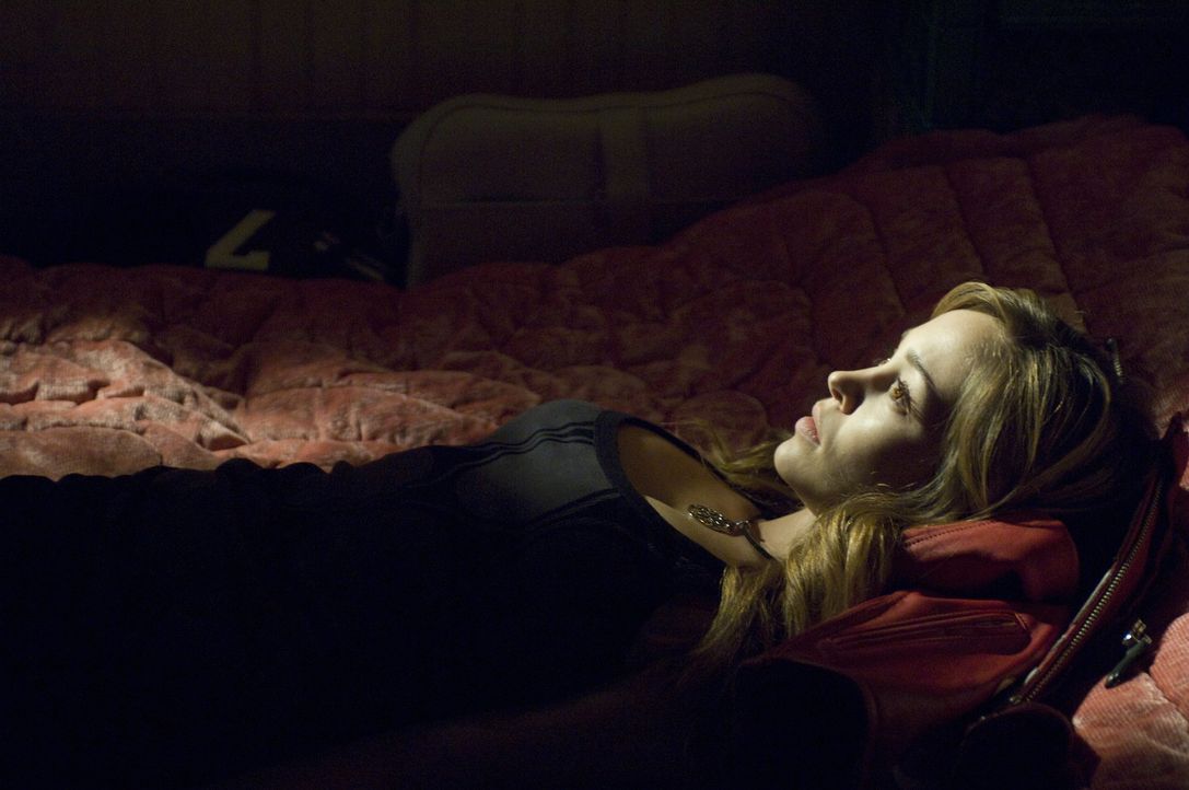 Lässt sich mit einem Blutsauger ein: Nicole (Autumn Reeser) ... - Bildquelle: Warner Brothers