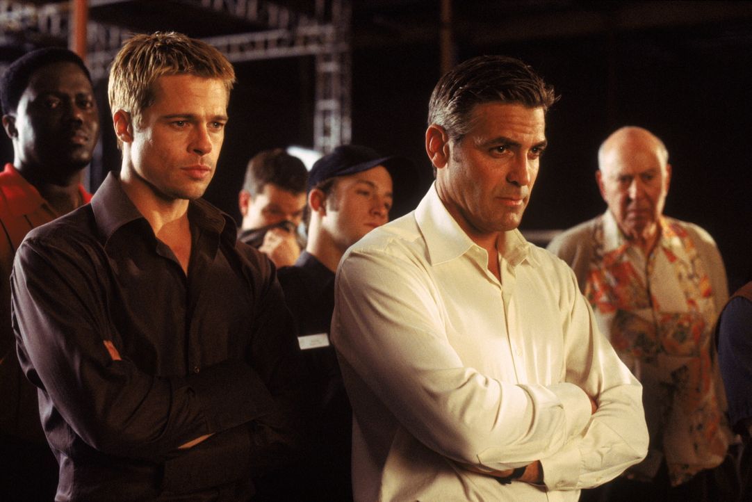 Wollen drei Kasinos um 150 Millionen Dollar erleichtern, ohne Blut zu vergießen: Dusty Ryan (Brad Pitt, l.) und Danny Ocean (George Clooney, r.). Ab... - Bildquelle: Warner Bros. Pictures