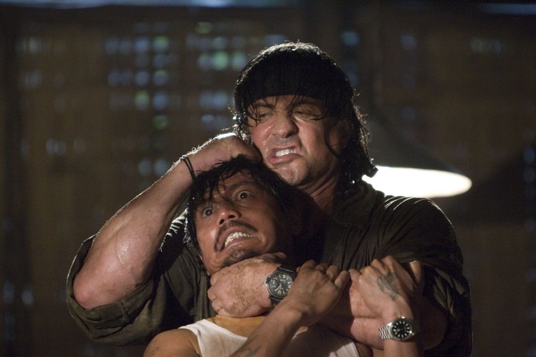 Ohne viele Worte erledigt er einen Feind nach dem anderen: Rambo (Sylvester Stallone, r.) ... - Bildquelle: Karen Ballard Nu Image Films